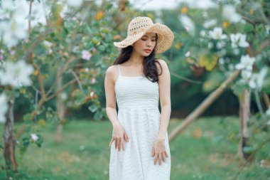 Portret van romantische meisje in het bos