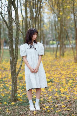 Portret van romantische meisje in het bos