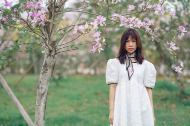 Portret van romantische meisje in het bos