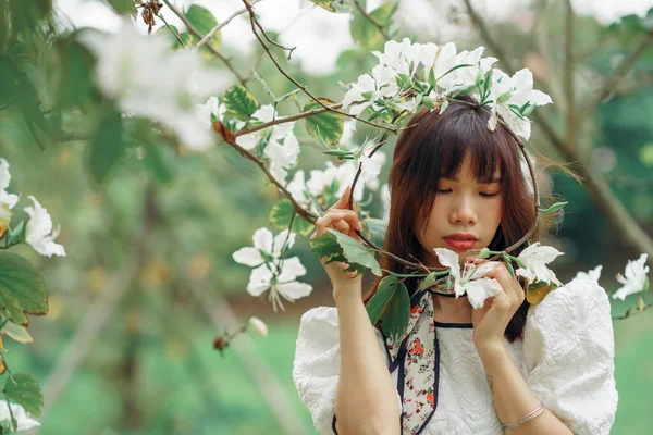 Portret van romantische meisje in het bos