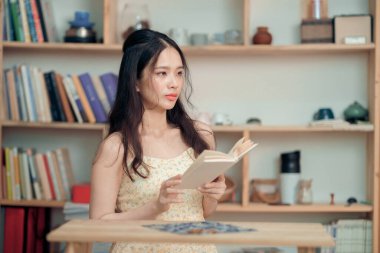 Kız çalışma odasında okuyor.