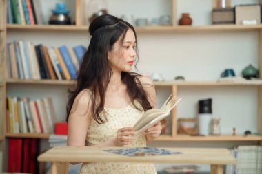 Kız çalışma odasında okuyor.