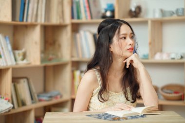 Kız çalışma odasında okuyor.