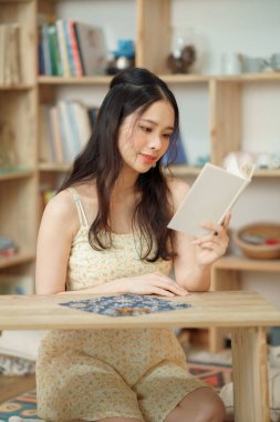 Kız çalışma odasında okuyor.