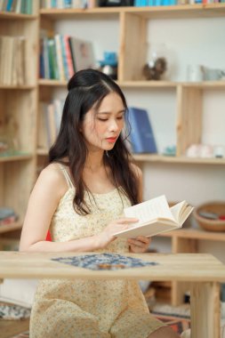 Kız çalışma odasında okuyor.