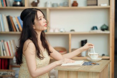 Kız çalışma odasında okuyor.