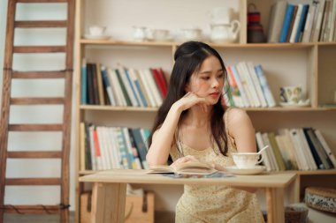 Kız çalışma odasında okuyor.