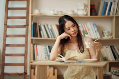 Kız çalışma odasında okuyor.