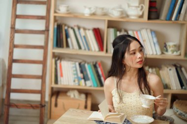 Kız çalışma odasında okuyor.