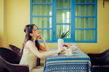 Kız bahçede kitap okuyor.