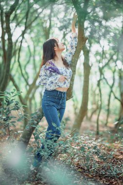 Portret van romantische meisje in het bos