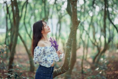Portret van romantische meisje in het bos