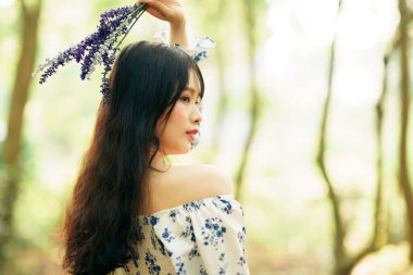 Portret van romantische meisje in het bos