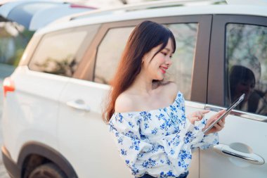 Akıllı telefon kullanan kadın taksi şoförü