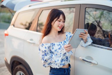 Akıllı telefon kullanan kadın taksi şoförü