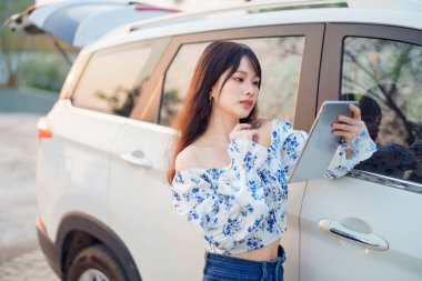 Akıllı telefon kullanan kadın taksi şoförü