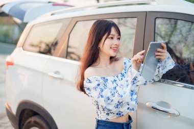 Akıllı telefon kullanan kadın taksi şoförü