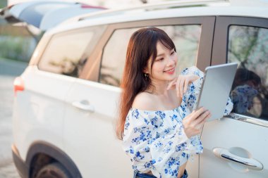 Akıllı telefon kullanan kadın taksi şoförü