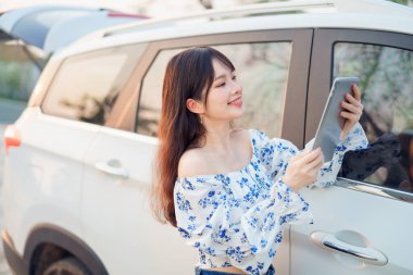 Akıllı telefon kullanan kadın taksi şoförü