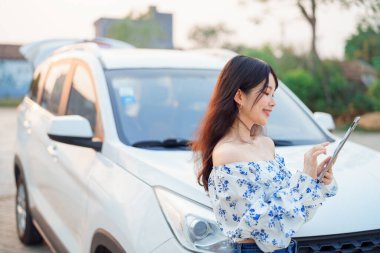 Akıllı telefon kullanan kadın taksi şoförü