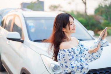 Akıllı telefon kullanan kadın taksi şoförü