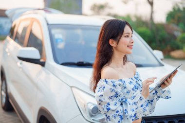 Akıllı telefon kullanan kadın taksi şoförü