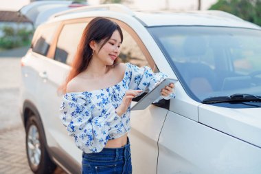 Akıllı telefon kullanan kadın taksi şoförü