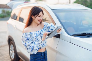 Akıllı telefon kullanan kadın taksi şoförü