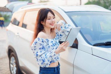 Akıllı telefon kullanan kadın taksi şoförü