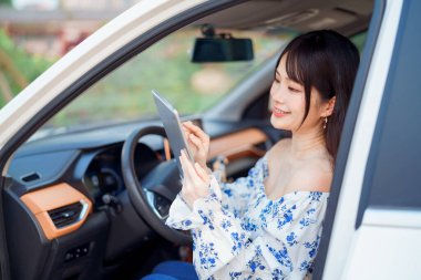 Akıllı telefon kullanan kadın taksi şoförü