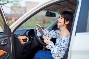 Akıllı telefon kullanan kadın taksi şoförü