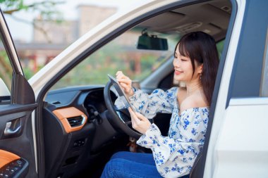 Akıllı telefon kullanan kadın taksi şoförü