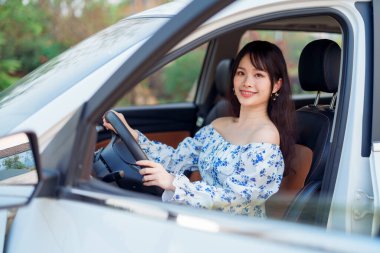 Akıllı telefon kullanan kadın taksi şoförü