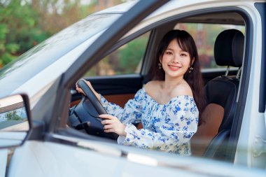 Akıllı telefon kullanan kadın taksi şoförü