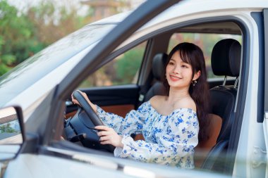 Akıllı telefon kullanan kadın taksi şoförü