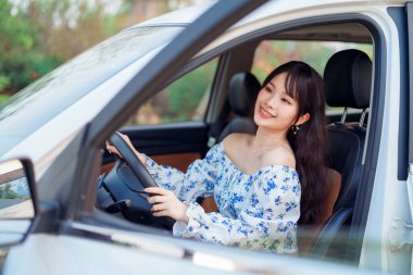 Akıllı telefon kullanan kadın taksi şoförü