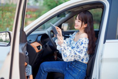 Akıllı telefon kullanan kadın taksi şoförü