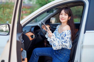 Akıllı telefon kullanan kadın taksi şoförü