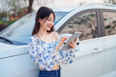 Akıllı telefon kullanan kadın taksi şoförü