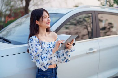 Akıllı telefon kullanan kadın taksi şoförü
