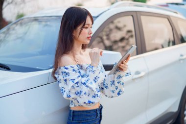 Akıllı telefon kullanan kadın taksi şoförü