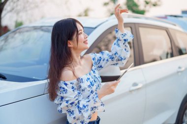 Akıllı telefon kullanan kadın taksi şoförü