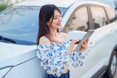 Akıllı telefon kullanan kadın taksi şoförü