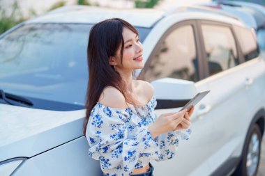 Akıllı telefon kullanan kadın taksi şoförü