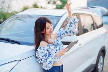 Akıllı telefon kullanan kadın taksi şoförü