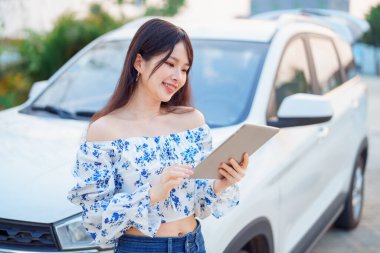 Akıllı telefon kullanan kadın taksi şoförü