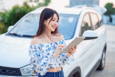 Akıllı telefon kullanan kadın taksi şoförü