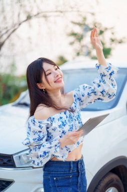 Akıllı telefon kullanan kadın taksi şoförü