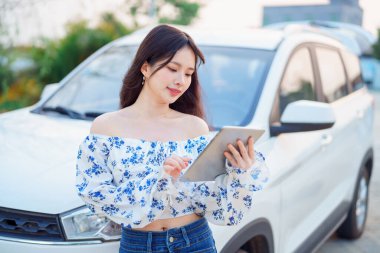 Akıllı telefon kullanan kadın taksi şoförü