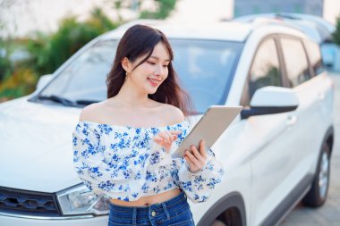 Akıllı telefon kullanan kadın taksi şoförü